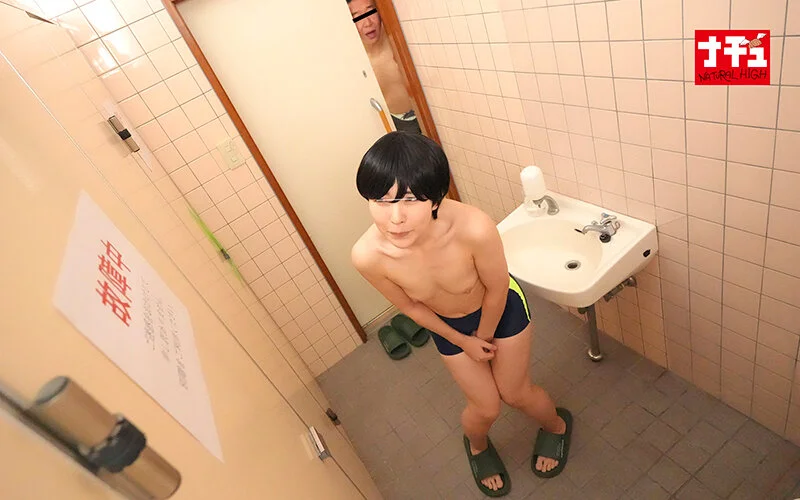【AV画像】貧乳女子がメンズ水着でプールへ///女だとバレて…[AVのエロ画像]