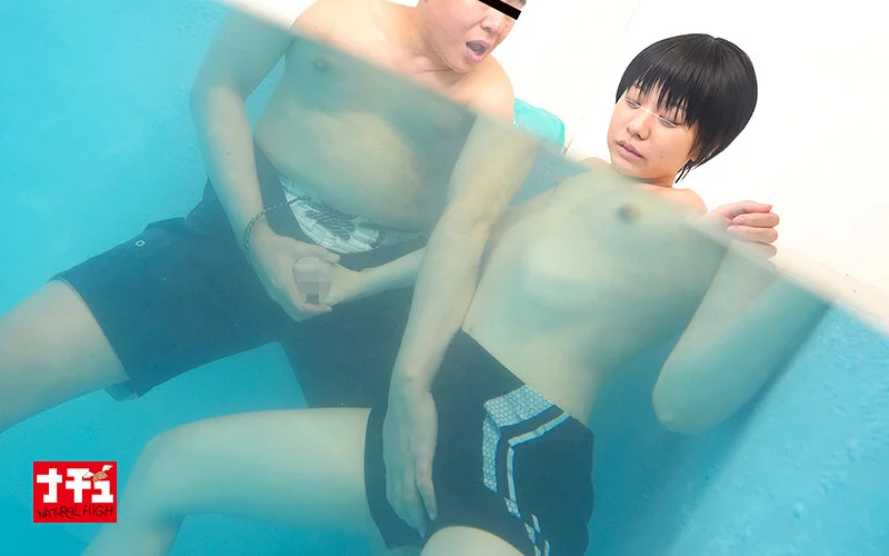 【AV画像】貧乳女子がメンズ水着でプールへ///女だとバレて…[AVのエロ画像]