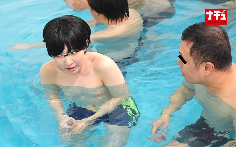 【AV画像】貧乳女子がメンズ水着でプールへ///女だとバレて…[AVのエロ画像]