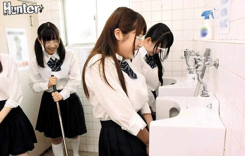 【AVシーン】男子トイレに女子がいる！男性用トイレに女子が入っているAVのシーンをまとめてみた！[AVシーンまとめエロ画像]