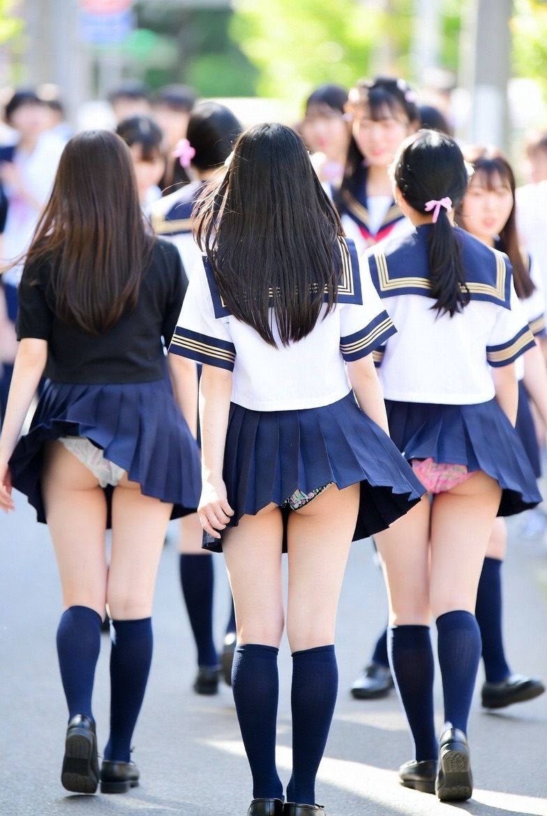 【AI動画】眼福♡JKのパンチラ・パンモロで至福のひととき!匂いすら伝わりそうなナマ下着のリアルAIエロ動画