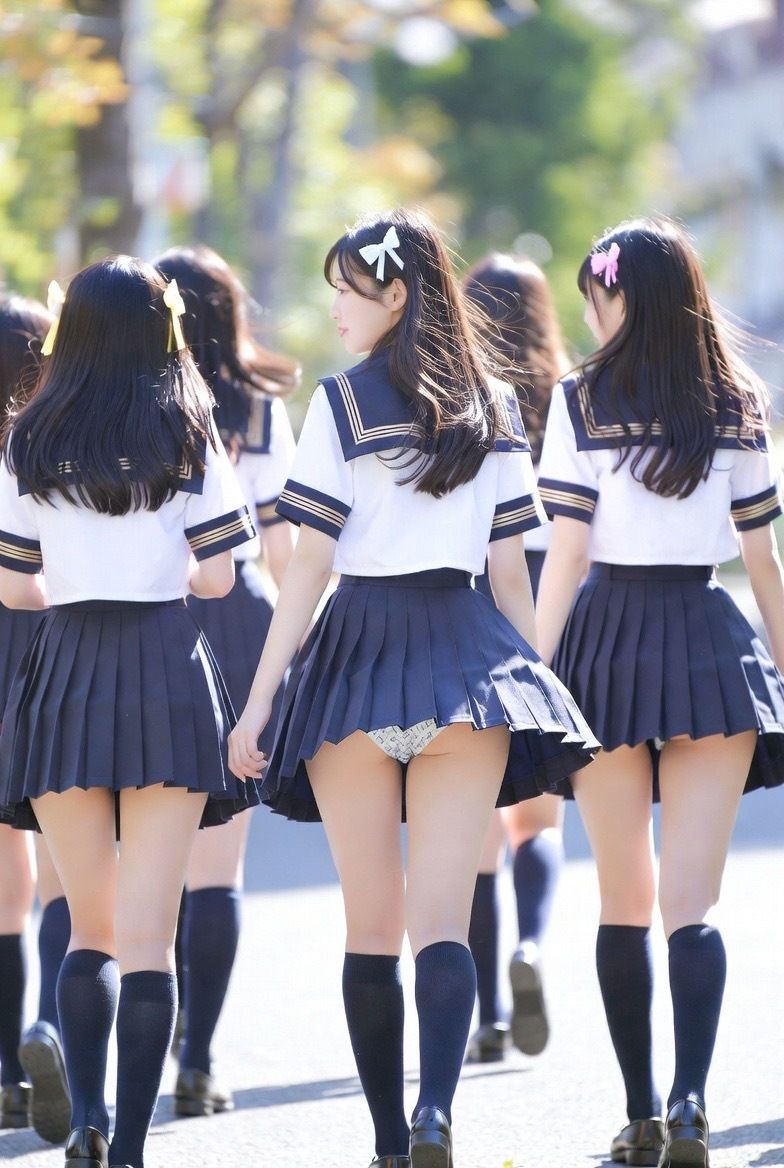 【AI動画】眼福♡JKのパンチラ・パンモロで至福のひととき!匂いすら伝わりそうなナマ下着のリアルAIエロ動画