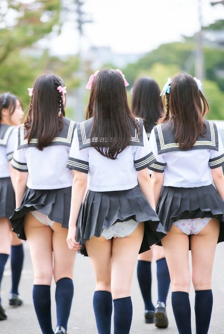 【AI動画】眼福♡JKのパンチラ・パンモロで至福のひととき!匂いすら伝わりそうなナマ下着のリアルAIエロ動画