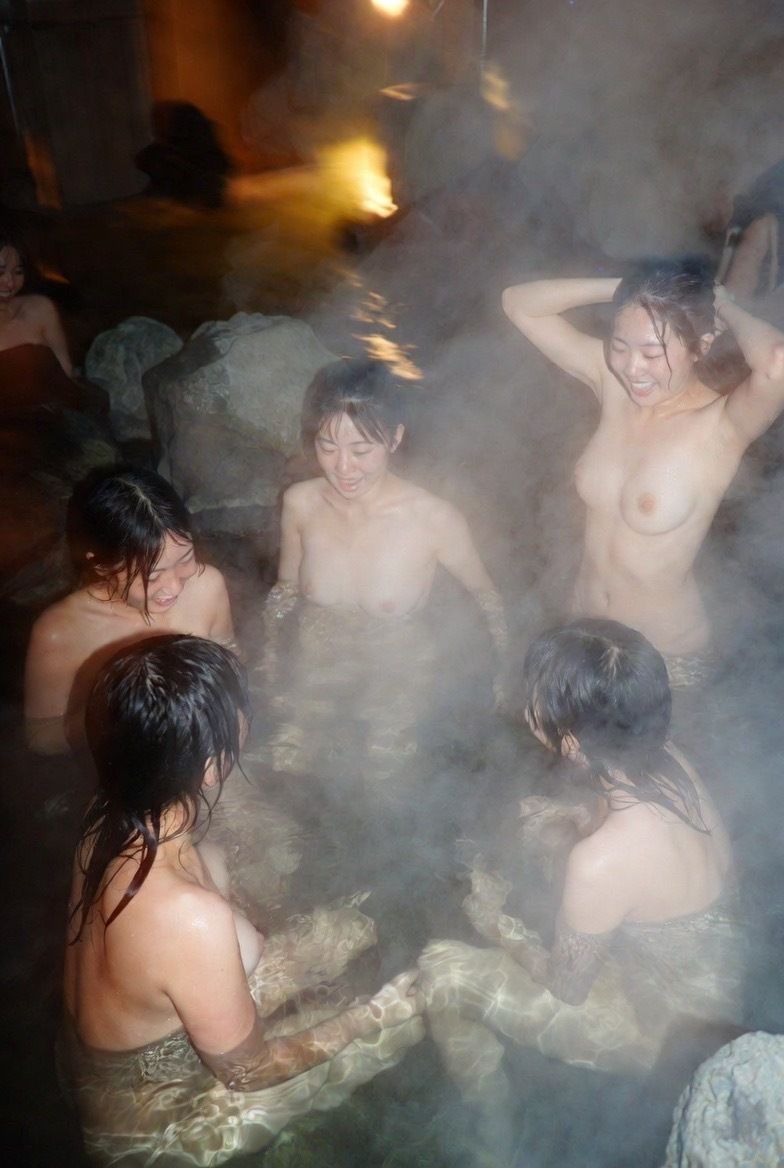 【リアル】合宿盗撮♡温泉や脱衣所の無防備女子の全裸・半裸を盗撮しちゃうリアルAIエロ画像