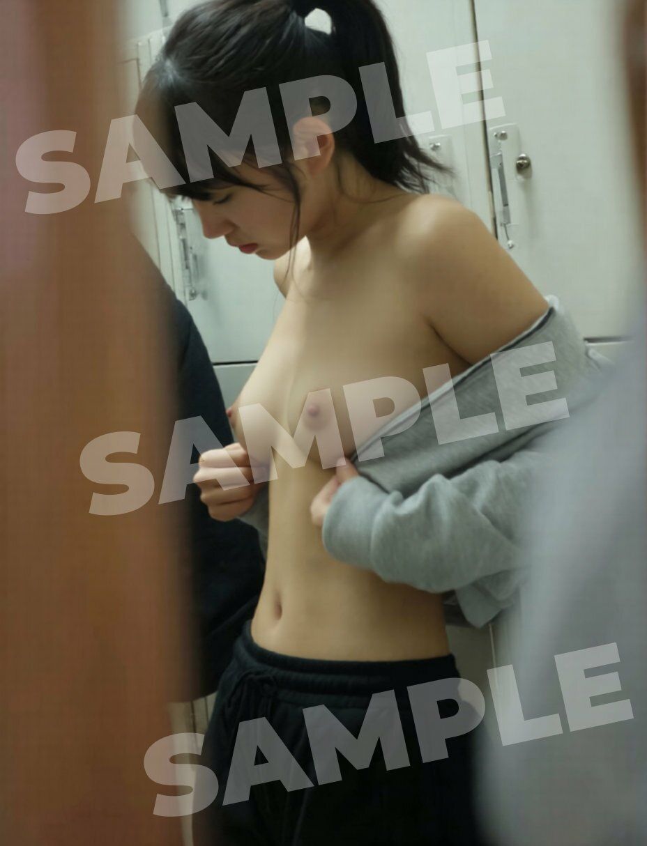 【リアル】美乳おっぱい大量撮影♡美女がお着替えする更衣室にお邪魔してこっそり盗撮した風の極秘シチュリアルAIエロ画像